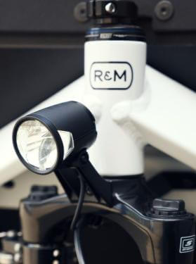 RM Transporter 85 vario '23 бял електрически велосипед (500Wh, Purion, Багажник)